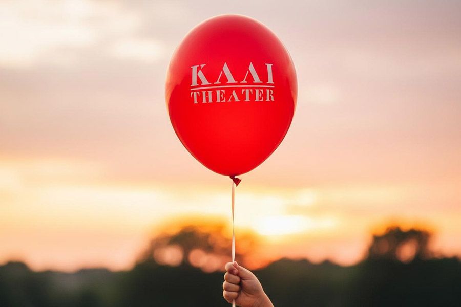 rode ballon met witte opdruk voor Kaaitheater